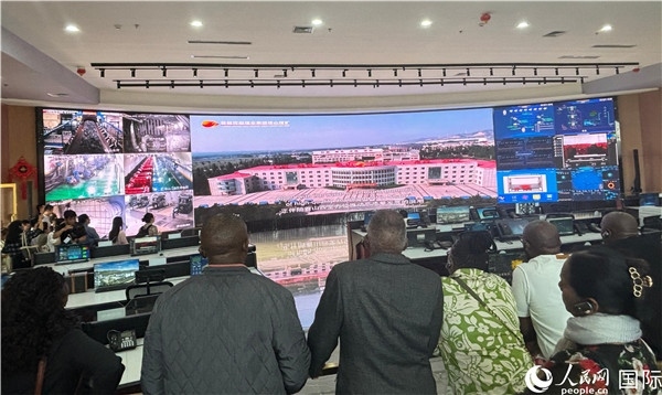 研討班一行在塔山煤礦參觀。人民網(wǎng) 曹欣悅攝