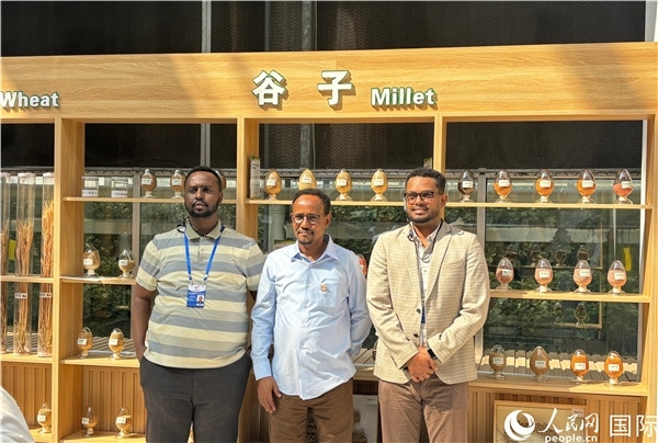 研討班成員在聽(tīng)取講解后合影留念。人民網(wǎng) 曹欣悅攝