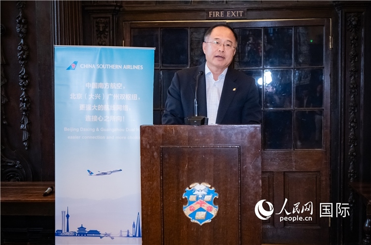 圖為中國駐倫敦旅游辦事處主任張力致辭。人民網(wǎng) 郭錦標(biāo)攝