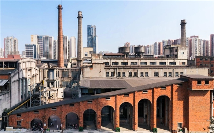 在原成都國(guó)營(yíng)紅光電子管廠舊址上改建而成的東郊記憶園區(qū)南大門。大門既保留了老工業(yè)區(qū)的風(fēng)貌，又融入了現(xiàn)代審美和創(chuàng)意，成為了園區(qū)一大亮點(diǎn)。資料圖片