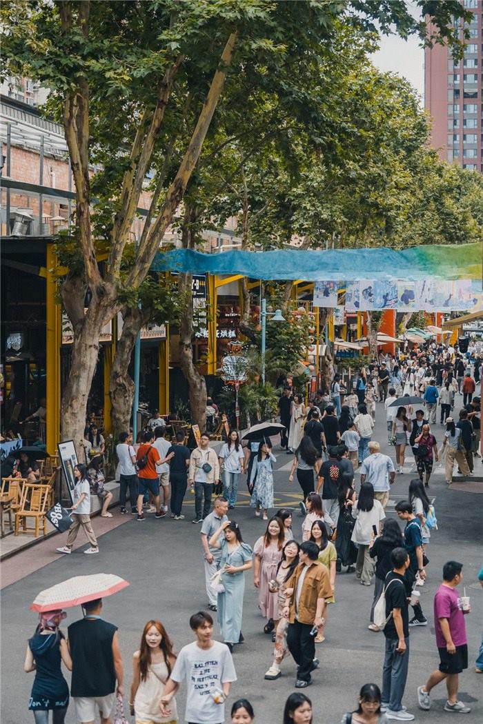 北街美食區(qū)是東郊記憶園區(qū)集美食、文化與休閑于一體的特色區(qū)域，為游客和當(dāng)?shù)鼐用裉峁┝素S富多樣的餐飲選擇。資料圖片