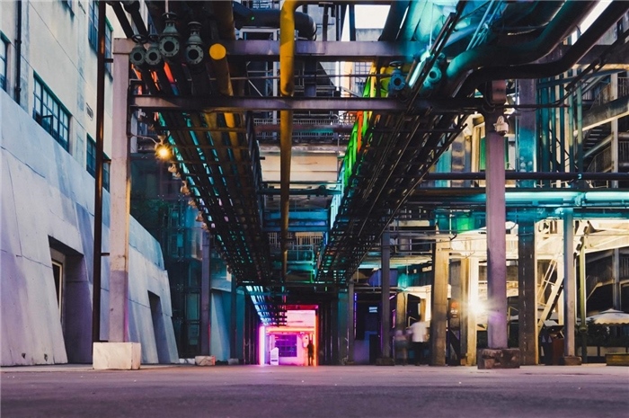 東郊記憶園區(qū)工業(yè)橫街完整地保留了園區(qū)的工業(yè)元素，如工業(yè)煙囪、動(dòng)力管廊架和水塔等，形成了園區(qū)獨(dú)特的工業(yè)風(fēng)景線。資料圖片