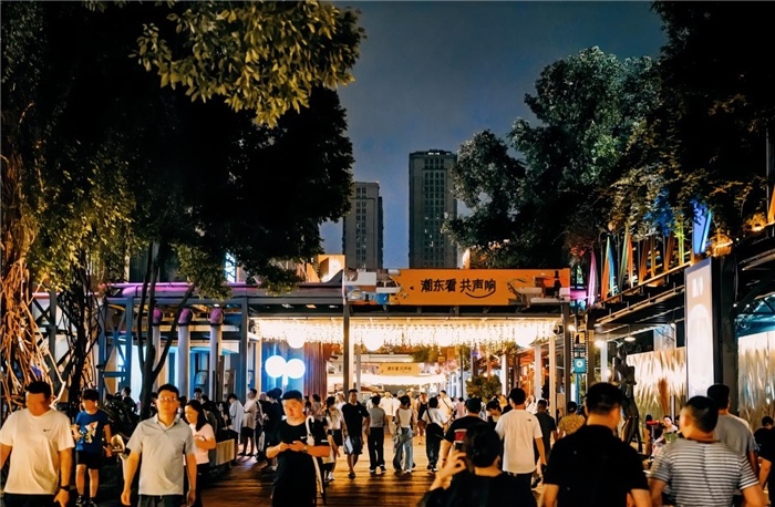 夜幕下的東郊記憶園區(qū)人流如織，熱度不減。資料圖片