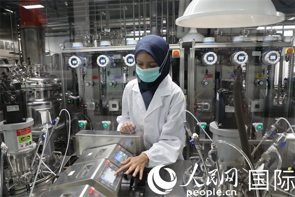 中國—印尼新能源材料與冶金工程技術(shù)聯(lián)合研究實驗室內(nèi)，研究人員正在工作。人民網(wǎng)記者曹師韻攝