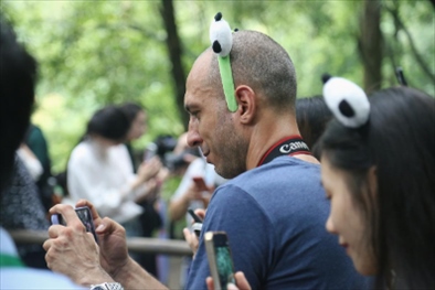 俄羅斯《俄羅斯報》視覺內容編輯阿爾圖爾·杰魯諾夫在拍攝熊貓。（李佩藺 攝）