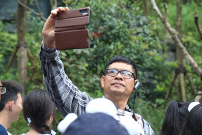 媒體考察團成員在熊貓谷拍照“打卡”。（李佩藺 攝）