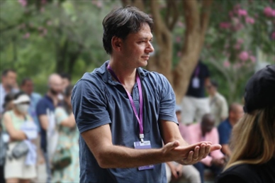 意大利逆流外交網(wǎng)站總編輯亞歷山大·比安奇學(xué)習(xí)青城太極。（李佩藺 攝）