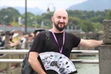 俄羅斯塔斯社執(zhí)行編輯葉夫根尼·扎多羅日內(nèi)在都江堰魚(yú)嘴拍照留念。（李佩藺 攝）