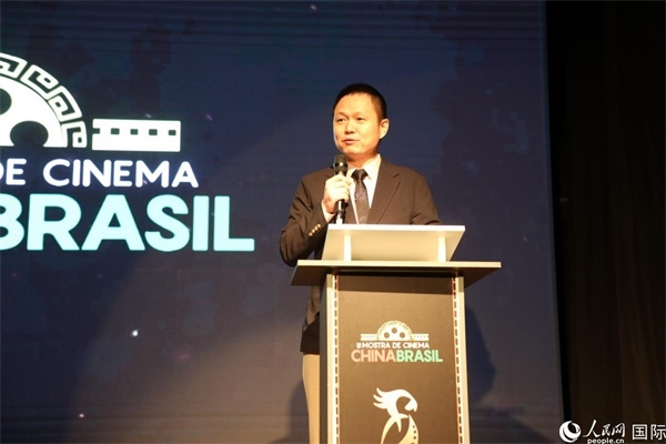 當?shù)貢r間8月26日晚，中國駐里約總領(lǐng)館副總領(lǐng)事王尉育在第三屆中國－巴西電影展開幕式上致辭。 人民網(wǎng)記者 陳一鳴攝