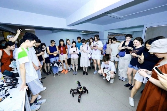 8月25日，中外青年在浙江杭州觀看機(jī)器人表演。新華社發(fā)（清華大學(xué)供圖）