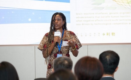 8月29日，在第二屆清華國際青年對(duì)話論壇活動(dòng)上，來自烏干達(dá)的媒體人詹尼弗·阿西姆韋分享中國之旅的感悟。新華社發(fā)（畢尚宏攝）