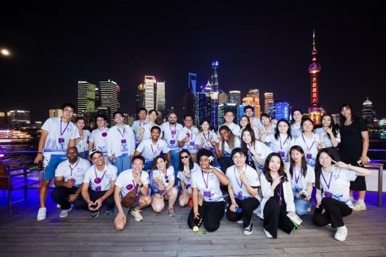 8月21日，中外青年在上海參觀時(shí)合影留念。新華社發(fā)（清華大學(xué)供圖）