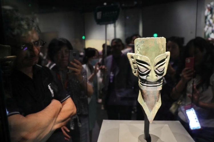 8月31日，亞洲媒體考察團(tuán)參訪三星堆博物館?！吨袊?jīng)濟(jì)周刊》記者肖翊攝