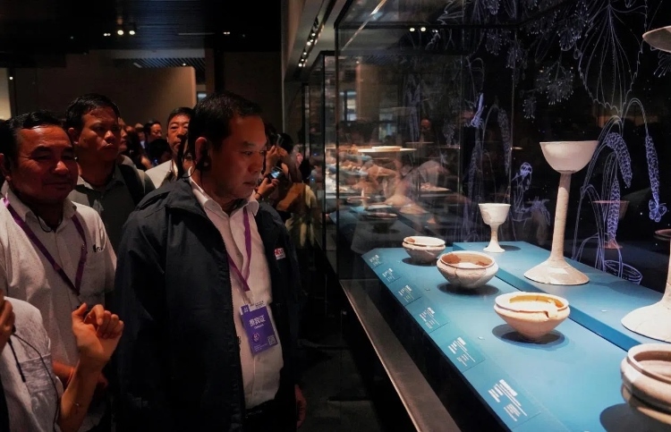 8月31日，亞洲媒體考察團(tuán)參訪三星堆博物館。左一為老撾博利坎賽省新聞文化旅游廳廳長頌通·威本康。《人民日報(bào)海外版》記者喬宇攝