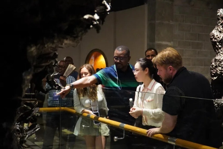 2024“一帶一路”媒體合作論壇聯(lián)合采訪調(diào)研行成員在樂山烏木文化博覽苑調(diào)研采訪。人民網(wǎng)記者 趙祖樂攝