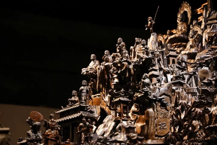 烏木博物館中展出的烏木雕刻藝術(shù)品《西游記》（局部）。本報記者 伊霄攝