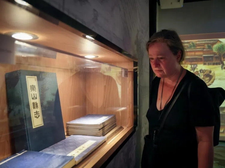 2024“一帶一路”媒體合作論壇聯(lián)合采訪調(diào)研行成員在蘇稽古鎮(zhèn)調(diào)研樂山歷史文化。本報記者 伊霄攝