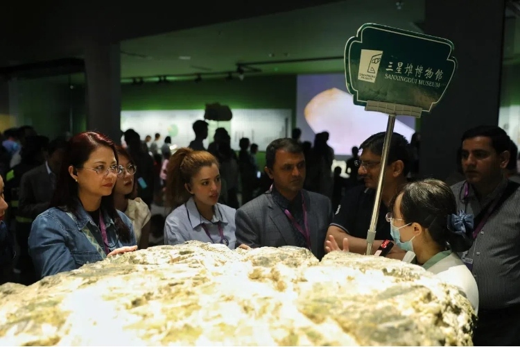 8月31日，亞洲媒體考察團(tuán)參訪三星堆博物館。左一為馬來西亞《星報(bào)》首席商務(wù)官莉迪婭·王?！吨袊?jīng)濟(jì)周刊》記者肖翊攝