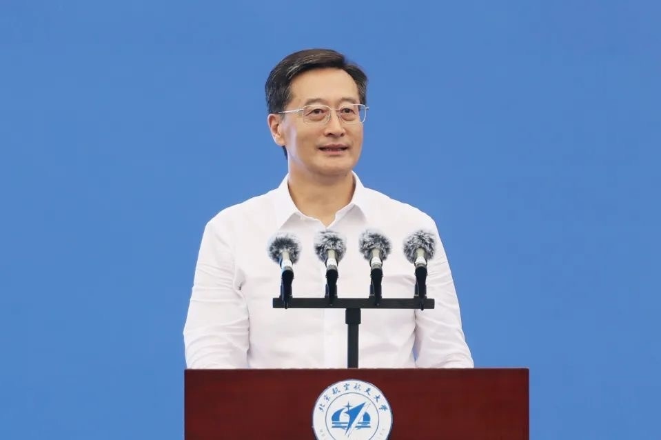 中國工程院院士、北京航空航天大學(xué)校長王云鵬在2024級新生開學(xué)典禮上講話。校方供圖