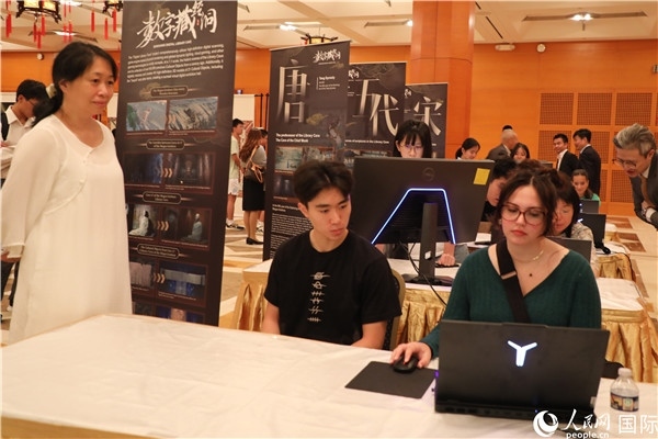 在活動現(xiàn)場，當(dāng)?shù)孛癖婓w驗“數(shù)字藏經(jīng)洞”云游戲，沉浸式體驗敦煌文化。 人民網(wǎng)記者 李志偉攝