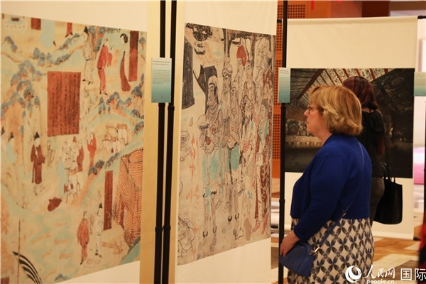 來賓在參觀敦煌高清攝影和壁畫高保真復(fù)制品。 人民網(wǎng)記者 李志偉攝