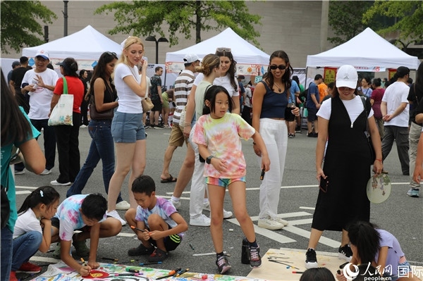 4、活動吸引了很多小朋友參加。 人民網(wǎng)記者 李志偉攝