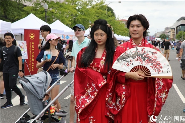 5、當?shù)厝A僑華人身穿漢服參加文化節(jié)。 人民網(wǎng)記者 李志偉攝