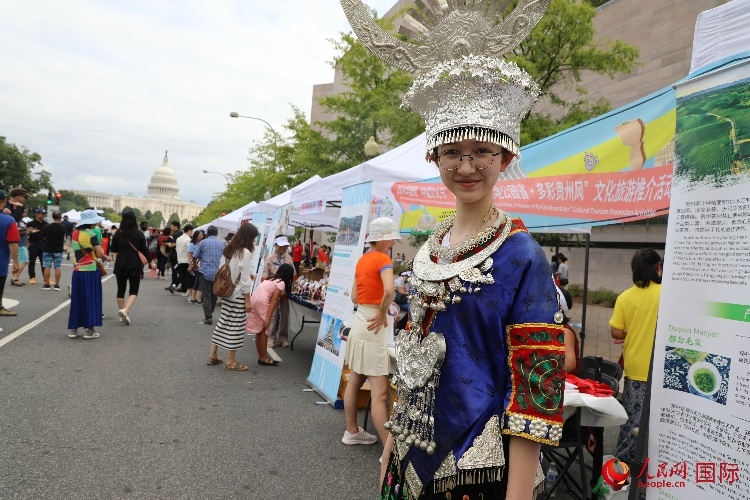 在第22屆美國華盛頓“中國文化節(jié)”上，一名當地民眾身穿中國少數民族服飾。人民網記者 李志偉攝
