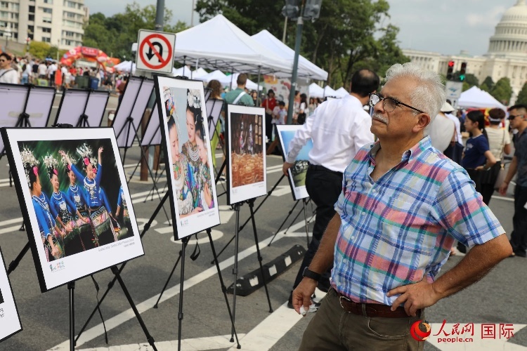 80余幅貴州主題攝影圖片展示了貴州文旅魅力。人民網記者 李志偉攝