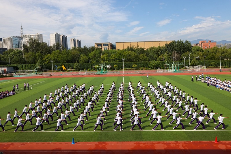 高一學生在開學典禮中表演軍體拳。學校供圖