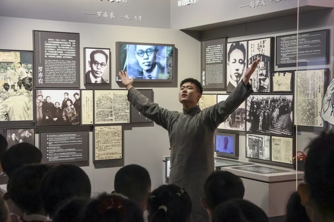 勞模身穿長(zhǎng)袍再現(xiàn)烈士事跡。徐匯區(qū)總工會(huì)供圖