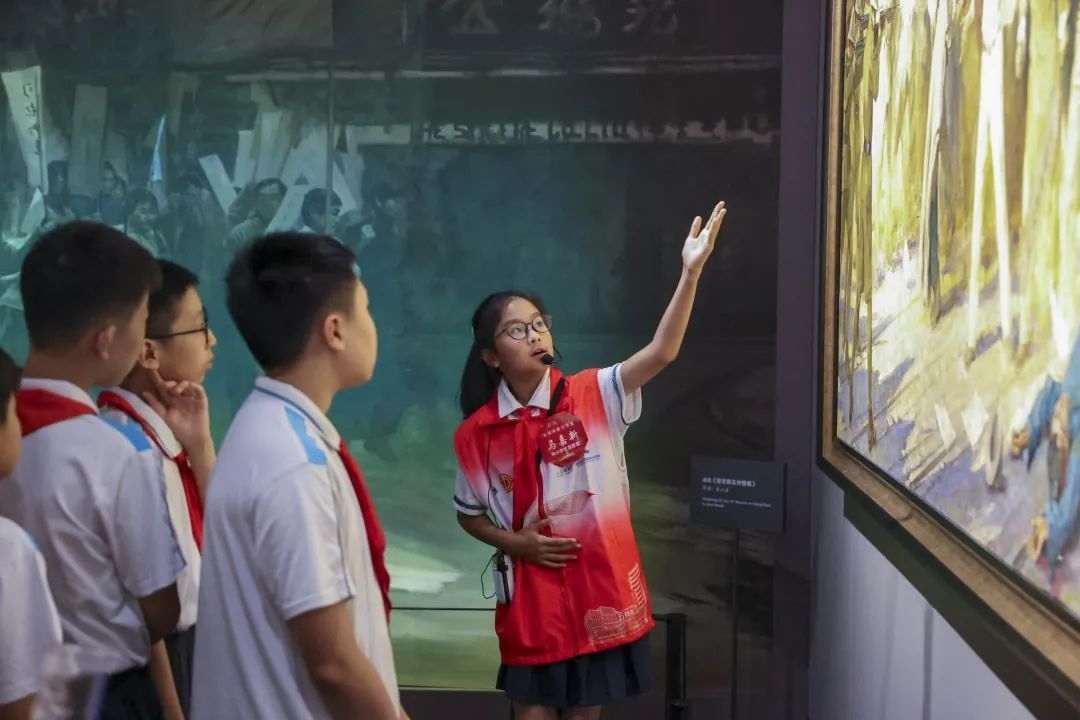 同學(xué)們觀賞不同革命場(chǎng)景及烈士形象的藝術(shù)作品。徐匯區(qū)總工會(huì)供圖