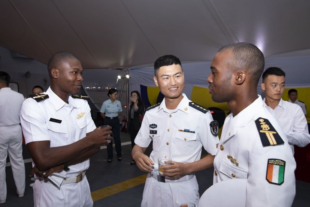2023年6月25日，中國和科特迪瓦雙方官兵在南寧艦舉辦的甲板招待會上交流。中國海軍第43批護航編隊22日抵達科特迪瓦經(jīng)濟首都阿比讓，開始對科特迪瓦為期4天的友好訪問。