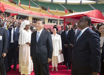 2018年7月22日，國家主席習(xí)近平在達(dá)喀爾同時(shí)任塞內(nèi)加爾總統(tǒng)薩勒共同出席塞內(nèi)加爾競技摔跤場項(xiàng)目移交儀式。新華社記者 王曄 攝