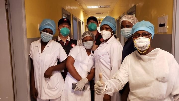 2020年5月26日，中國抗疫醫(yī)療專家組在剛果（布）首都布拉柴維爾指導(dǎo)新冠肺炎病房建設(shè)時，與當(dāng)?shù)匾痪€醫(yī)務(wù)人員合影。新華社發(fā)