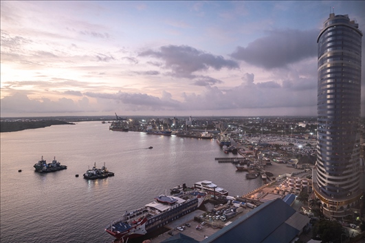 這是2023年12月29日拍攝的日出時(shí)分的坦桑尼亞達(dá)累斯薩拉姆港。新華社記者 王冠森 攝