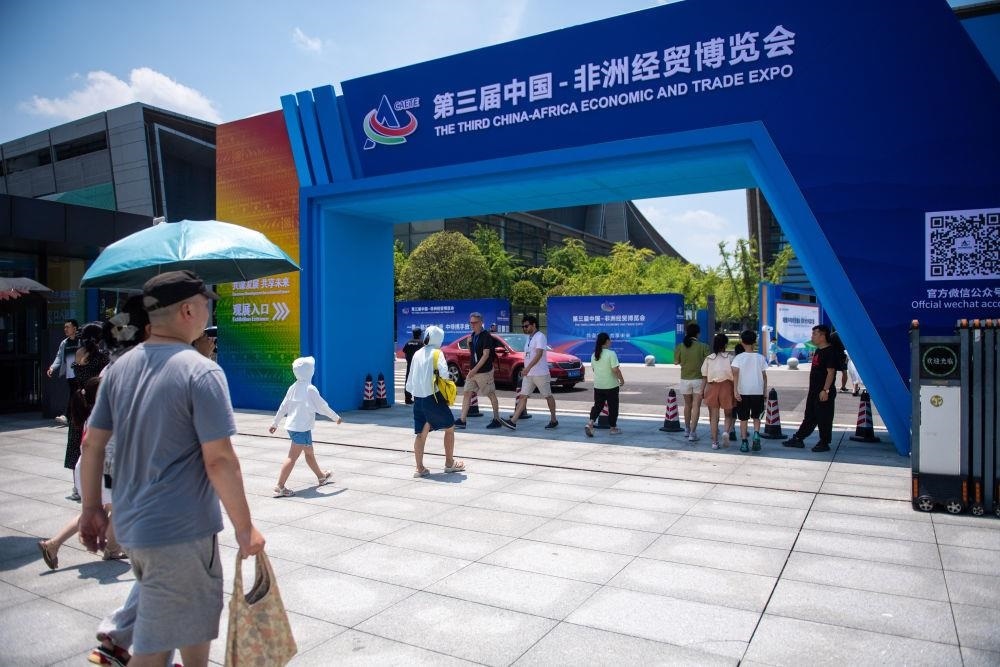 △2023年7月，在湖南長沙國際會展中心，觀眾進(jìn)入中非經(jīng)貿(mào)博覽會展會現(xiàn)場。