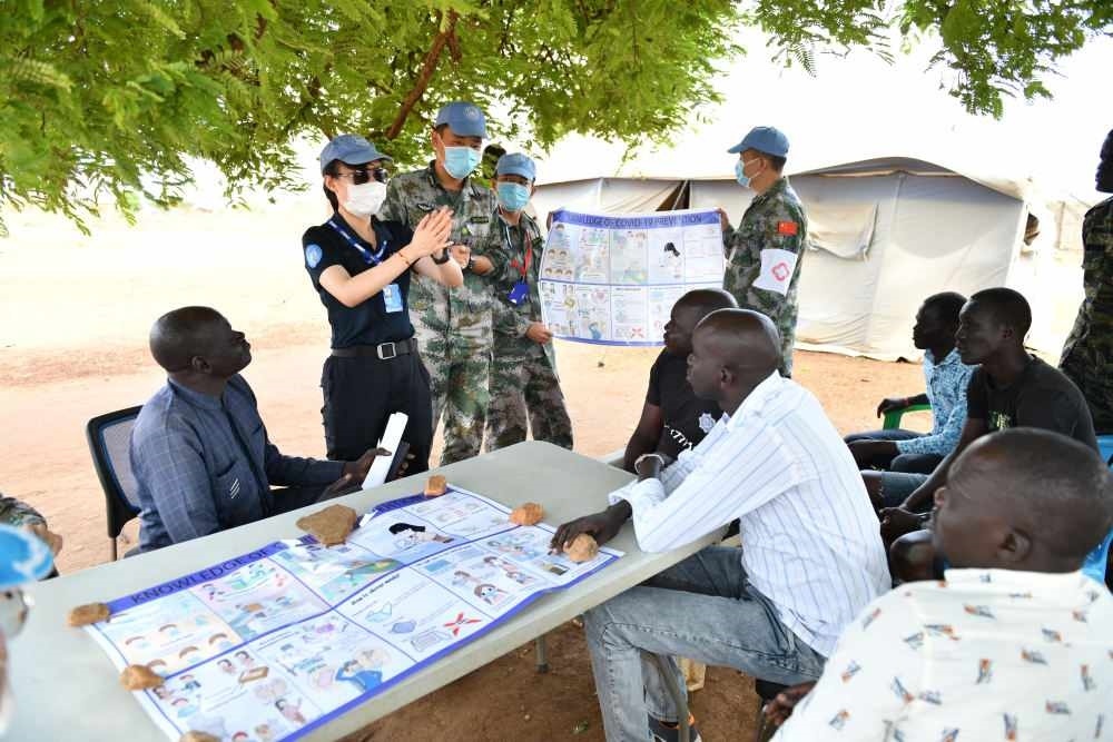 2020年3月，在南蘇丹首都朱巴，執(zhí)行聯(lián)合國維和任務(wù)的中國維和警察廖潔給當?shù)鼐熘v解防疫知識。