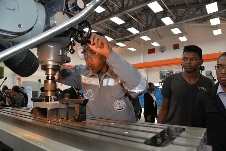 2024年4月26日，在馬達(dá)加斯加首都塔那那利佛，塔那那利佛大學(xué)理工學(xué)院的學(xué)生在魯班工坊操作設(shè)備。新華社發(fā)（西塔卡·拉喬納里松攝）