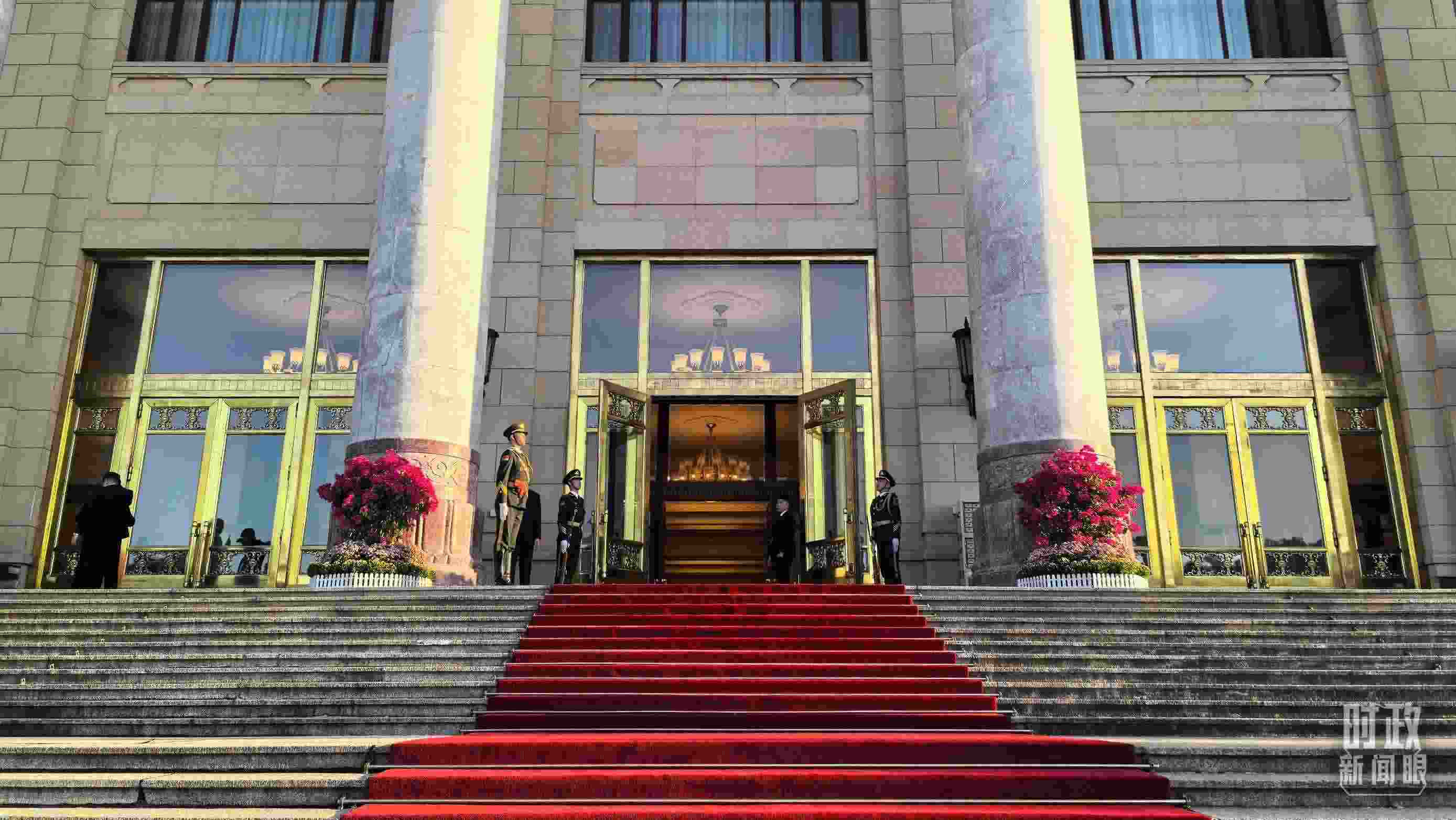 △人民大會(huì)堂外，禮兵列隊(duì)迎接貴賓。（總臺(tái)央視記者陸泓宇拍攝）