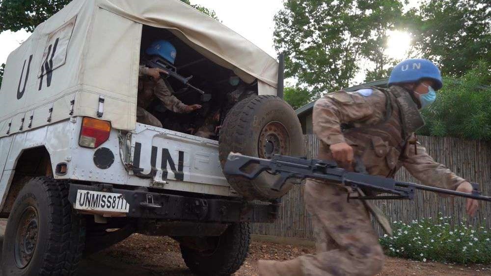 2022年7月27日，中國第八批赴南蘇丹（朱巴）維和步兵營百人防暴隊抵達預(yù)定區(qū)域，進行綜合防衛(wèi)演練。針對南蘇丹社會安全問題及近期在剛果（金）東部地區(qū)發(fā)生的針對聯(lián)合國剛果（金）穩(wěn)定特派團的抗議示威活動，中國第八批赴南蘇丹（朱巴）維和步兵營于日前組織UN HOUSE（聯(lián)合國之家）綜合防衛(wèi)演練，以應(yīng)對可能出現(xiàn)的難民涌入、營門遇襲、暴恐威脅等突發(fā)情況。