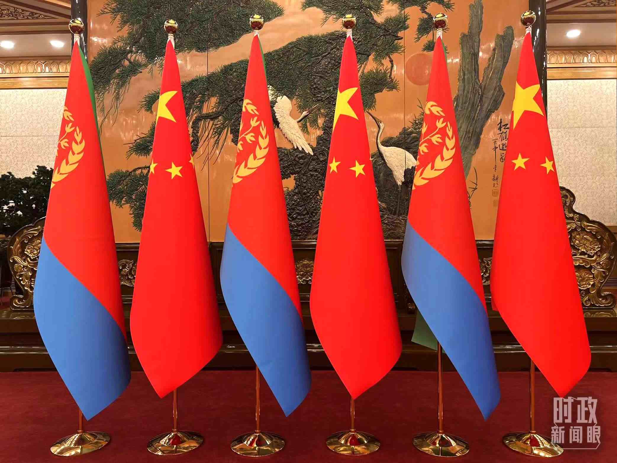 △會(huì)見現(xiàn)場(chǎng)擺放的中國(guó)和厄立特里亞兩國(guó)國(guó)旗。（總臺(tái)央視記者趙婷拍攝）