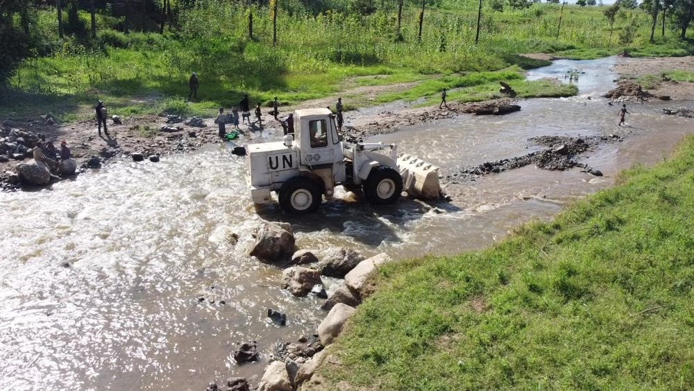 2023年6月7日，在剛果（金）南基伍省卡萊亥地區(qū)，中國第26批赴剛果（金）維和工兵分隊官兵進行施工作業(yè)。