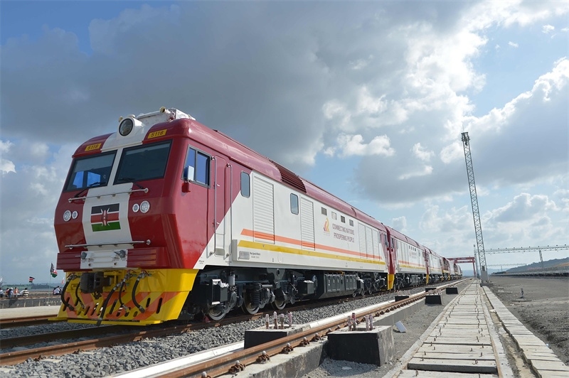 當(dāng)?shù)貢r(shí)間2017年5月30日，肯尼亞蒙巴薩，連接肯尼亞港口城市蒙巴薩和首都內(nèi)羅畢的蒙內(nèi)鐵路正式竣工通車。