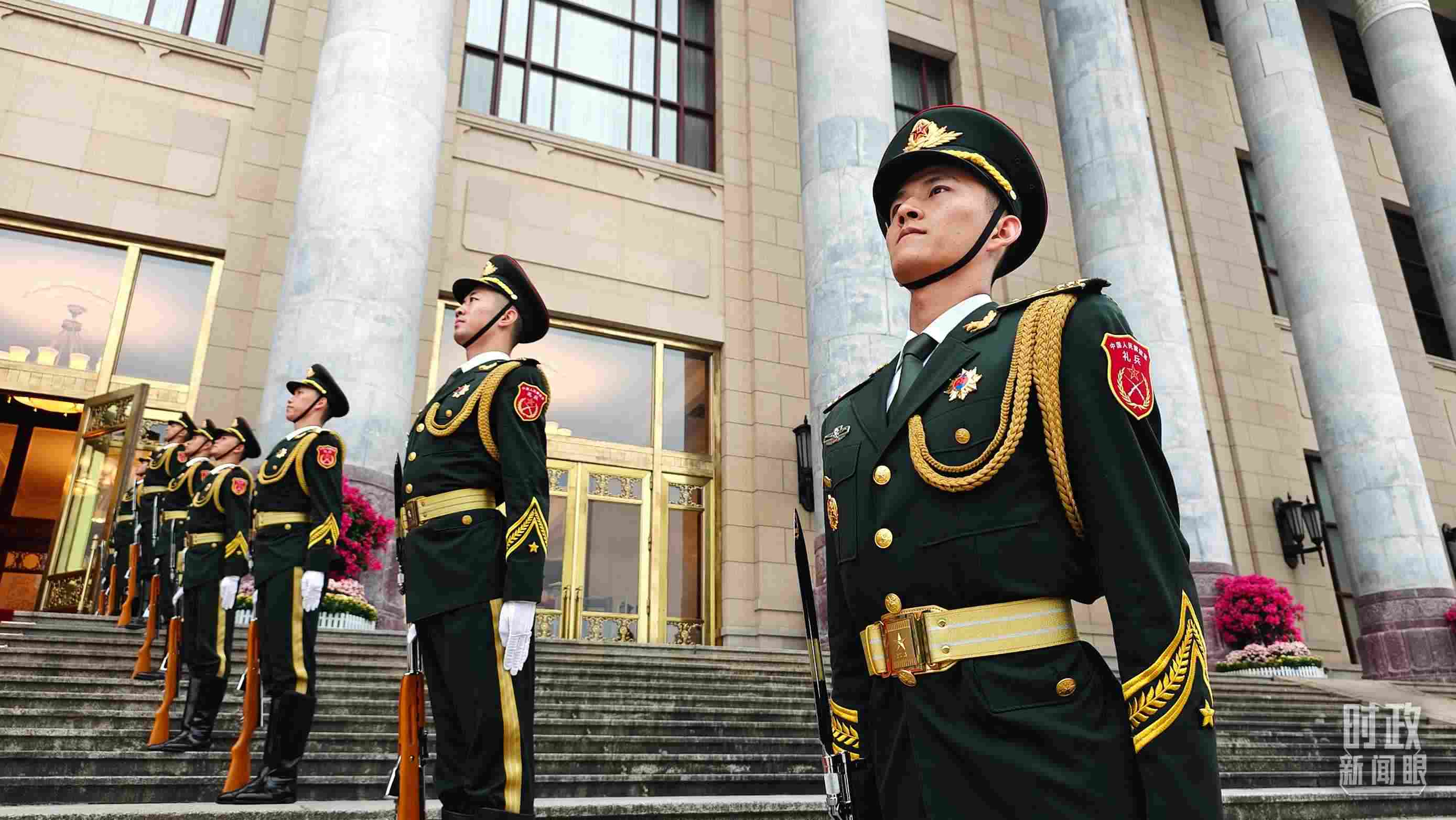  △人民大會堂外，禮兵列隊歡迎外國領導人。（總臺央視記者韓銳拍攝）