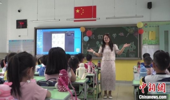 圖為衡水市新苑小學(xué)，老師正在給學(xué)生講開學(xué)第一課的內(nèi)容。王天祥 攝