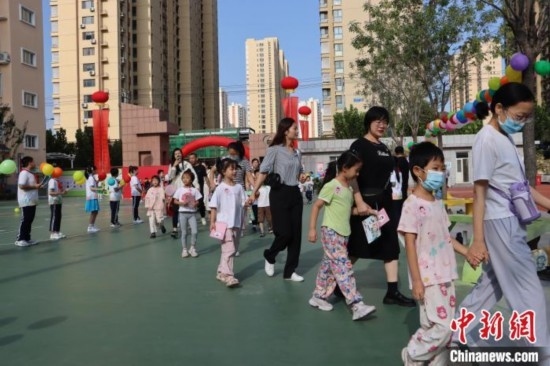 圖為衡水市新苑小學(xué)，小學(xué)一年級新生佩戴“夢想徽章”后，步入校園 。王天祥 攝