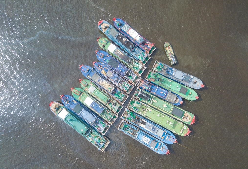 9月4日，船只在海南省海口市新港碼頭?？勘茱L(fēng)（無人機(jī)照片）。新華社記者 蒲曉旭 攝