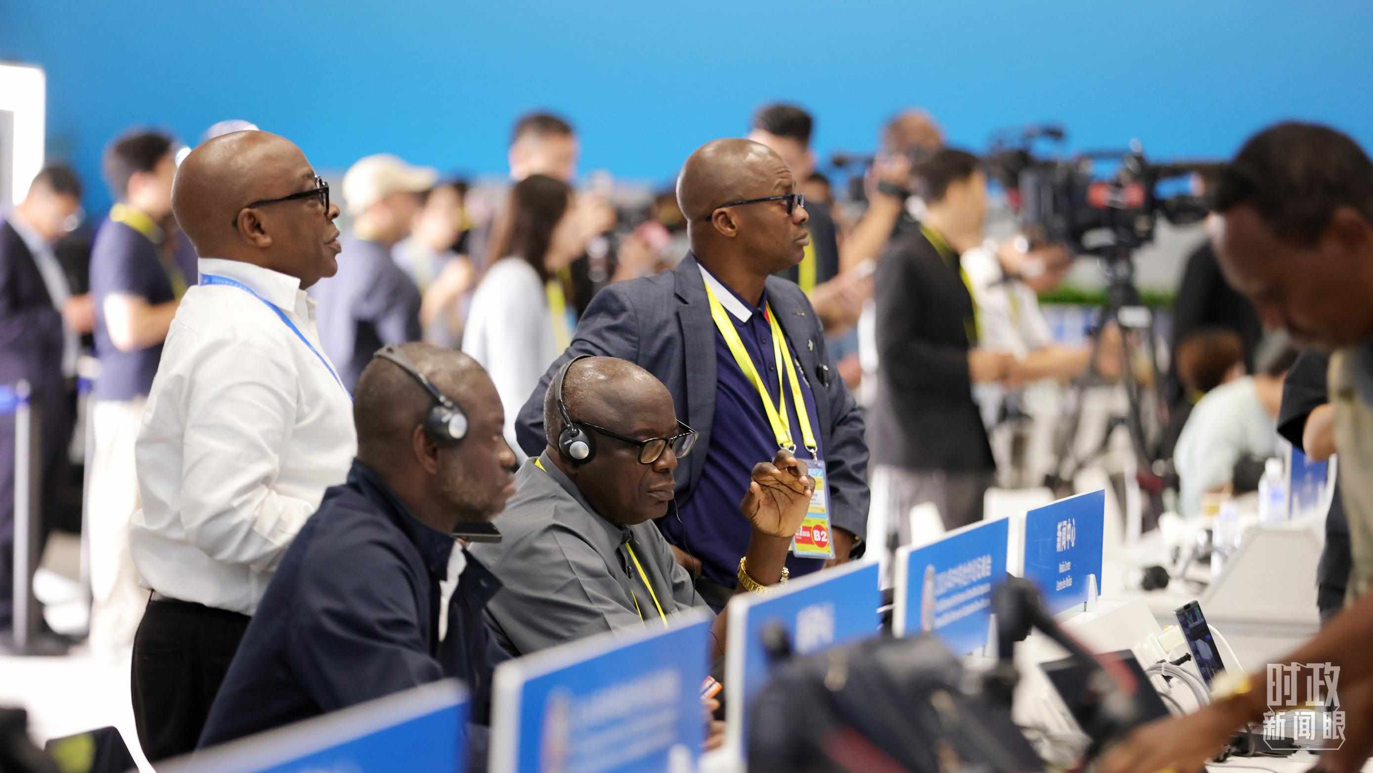  △媒體記者在人民大會堂和新聞中心參與峰會報道。（總臺央視記者范一鳴、魏幫軍拍攝）