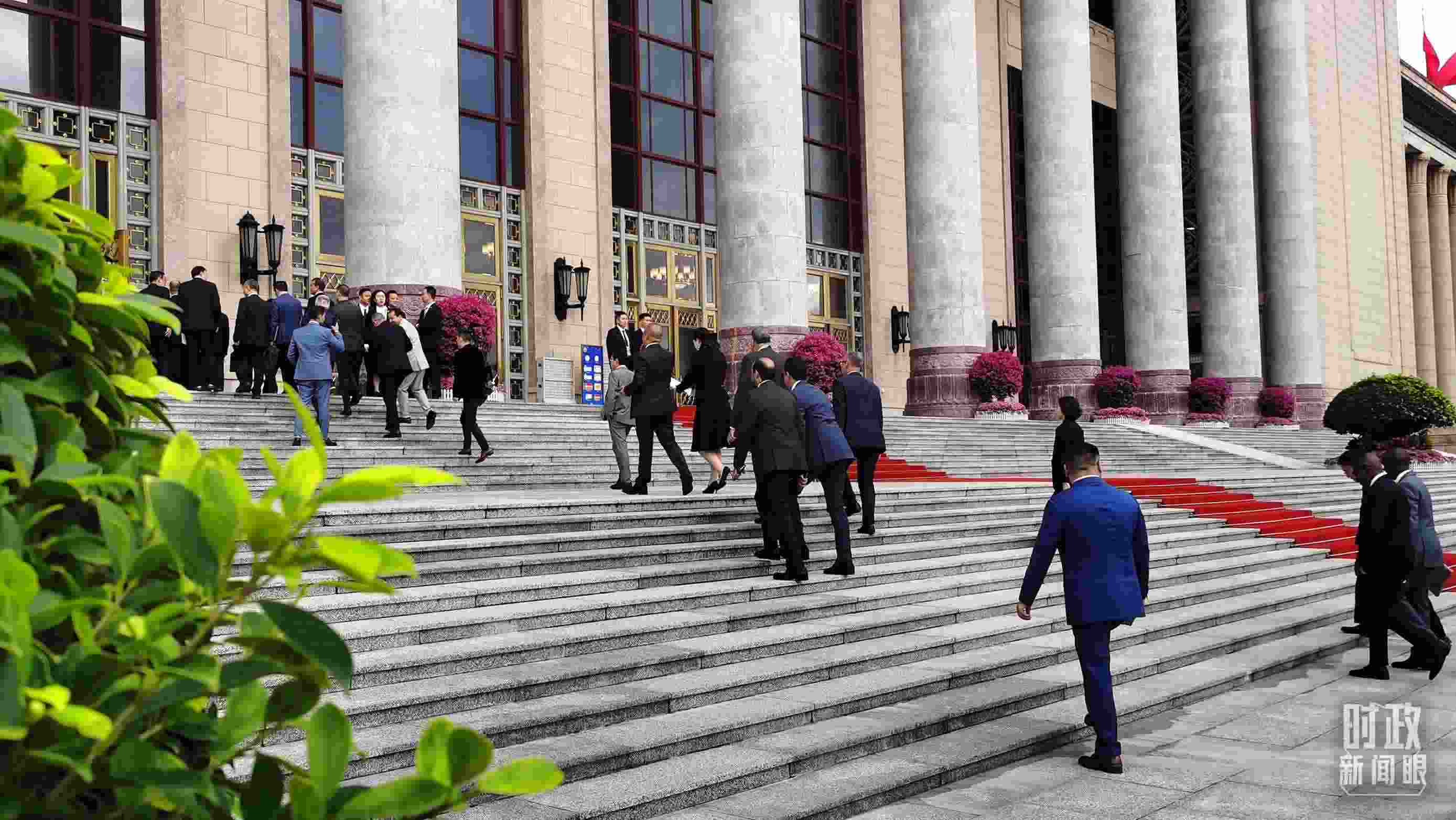  △與會者正在步入會場。（總臺央視記者郭鴻拍攝）